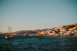 Un bateau est dans l’eau près d’une ville