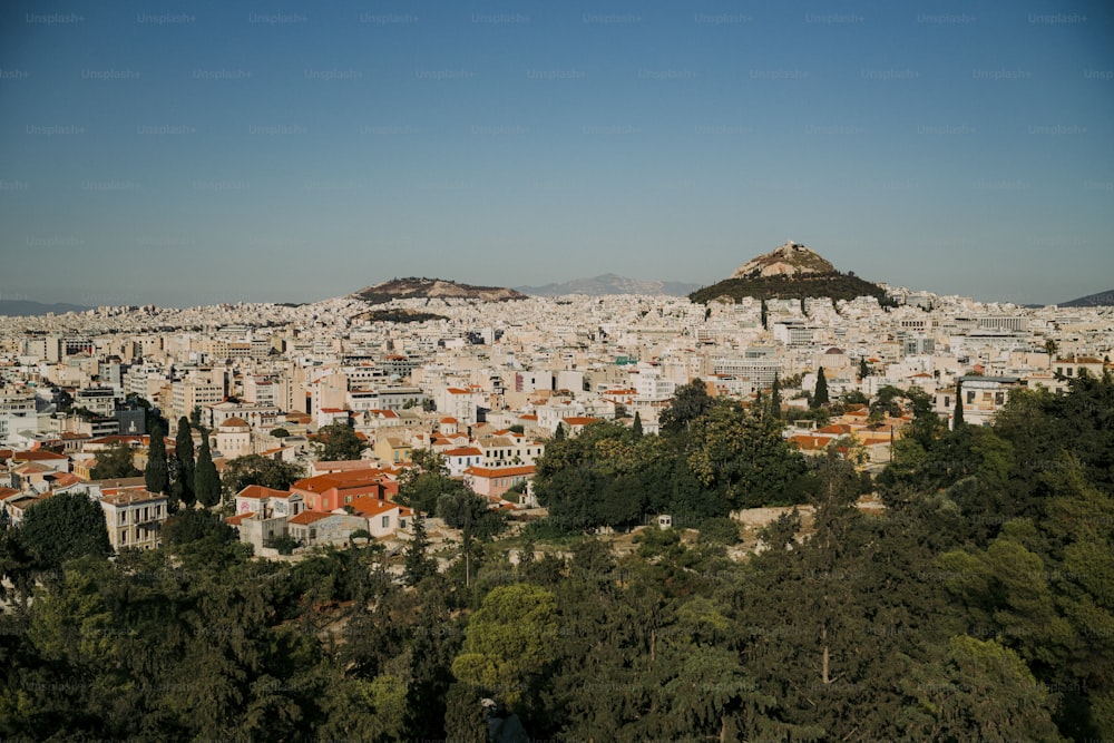 Una vista di una città da una collina