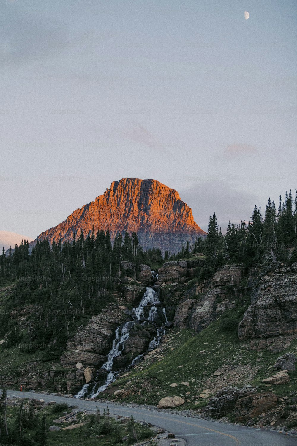 una montaña con una cascada en medio de ella