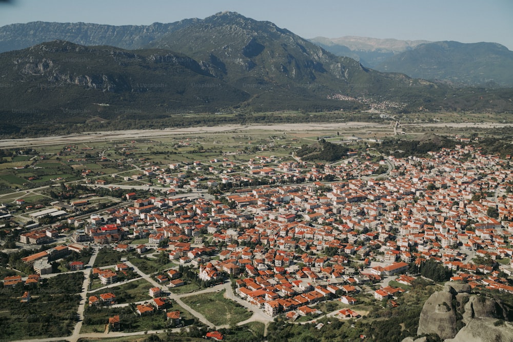 Una vista aérea de una ciudad con montañas al fondo