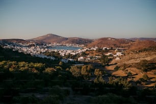 una vista panorámica de una ciudad y un cuerpo de agua