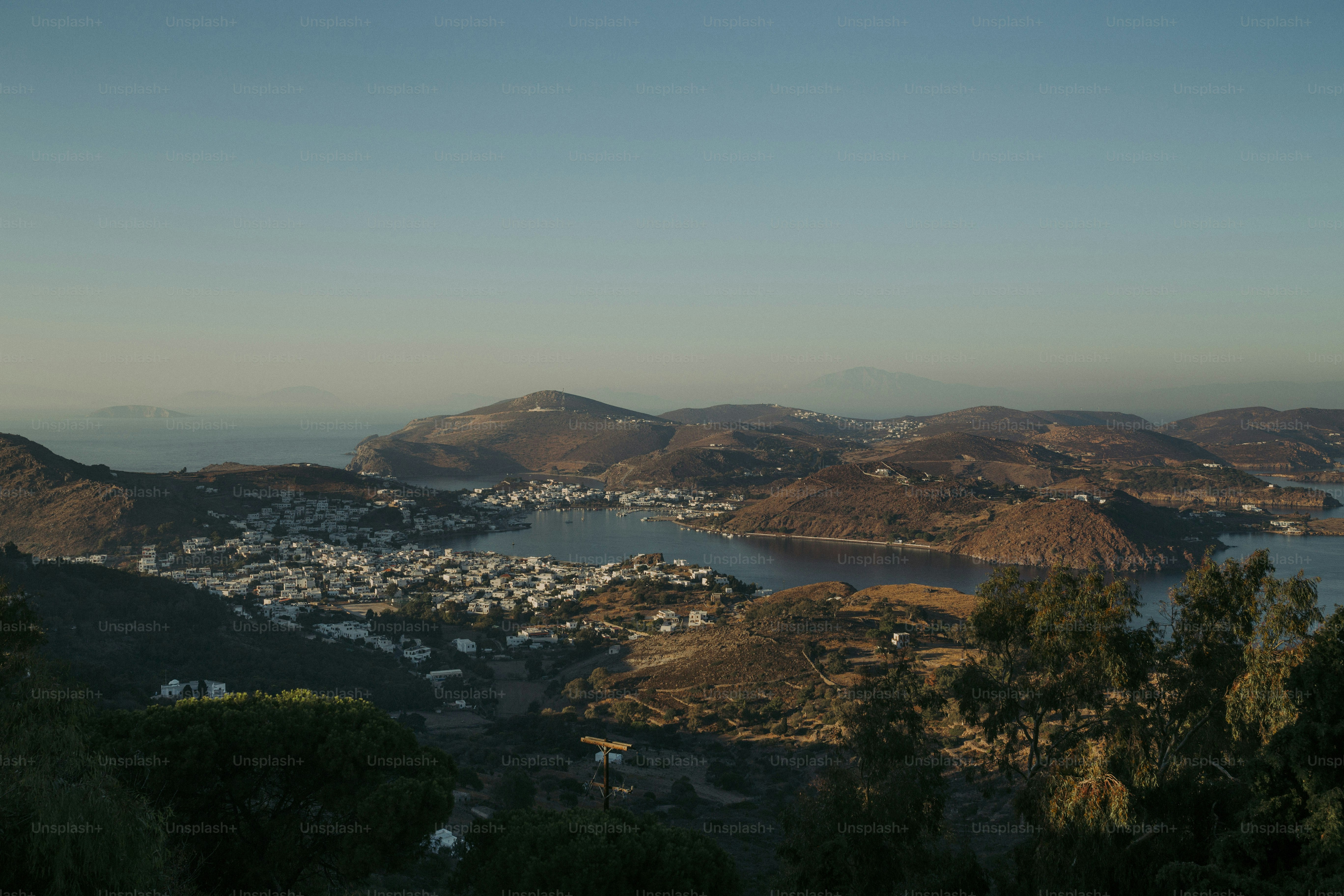 una vista di una città e di un lago da una collina