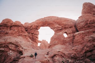 une personne debout dans une zone rocheuse avec un trou dans la roche