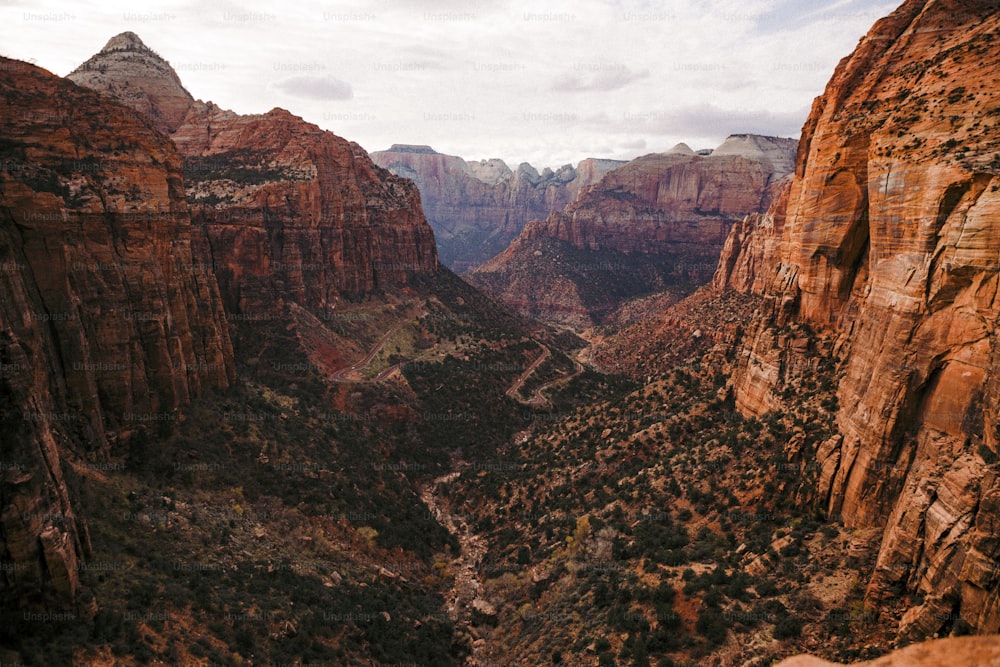 Una vista panoramica di un canyon attraversato da un fiume