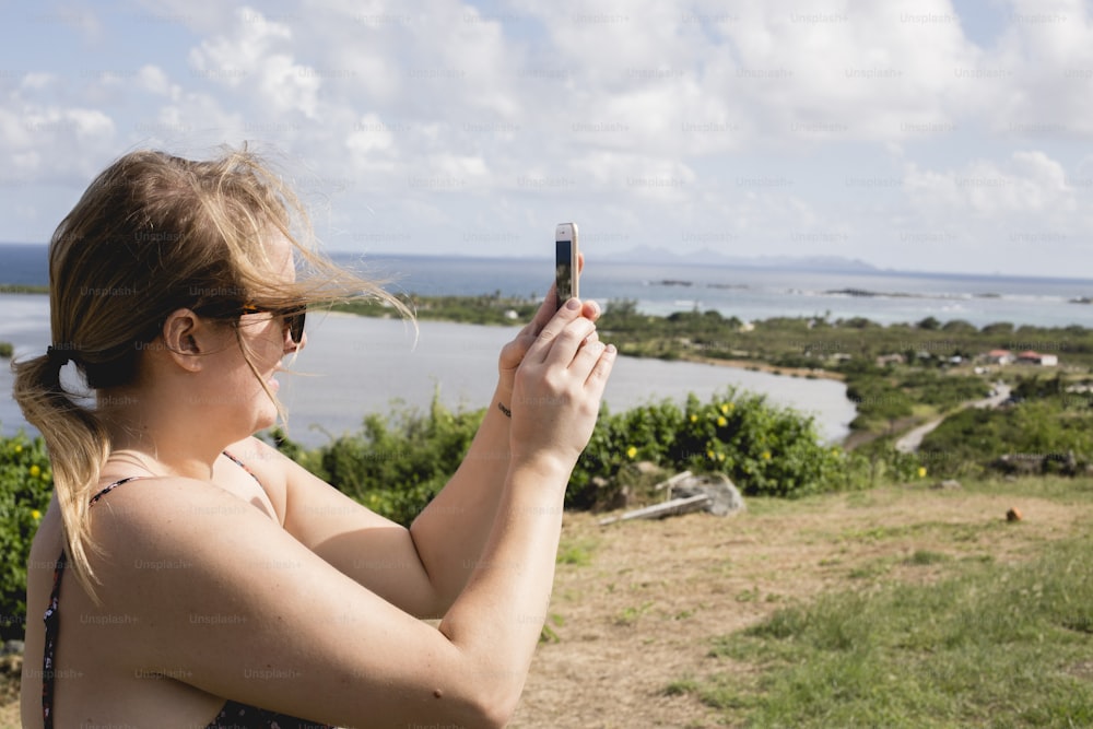 eine frau, die ein foto mit ihrem handy macht