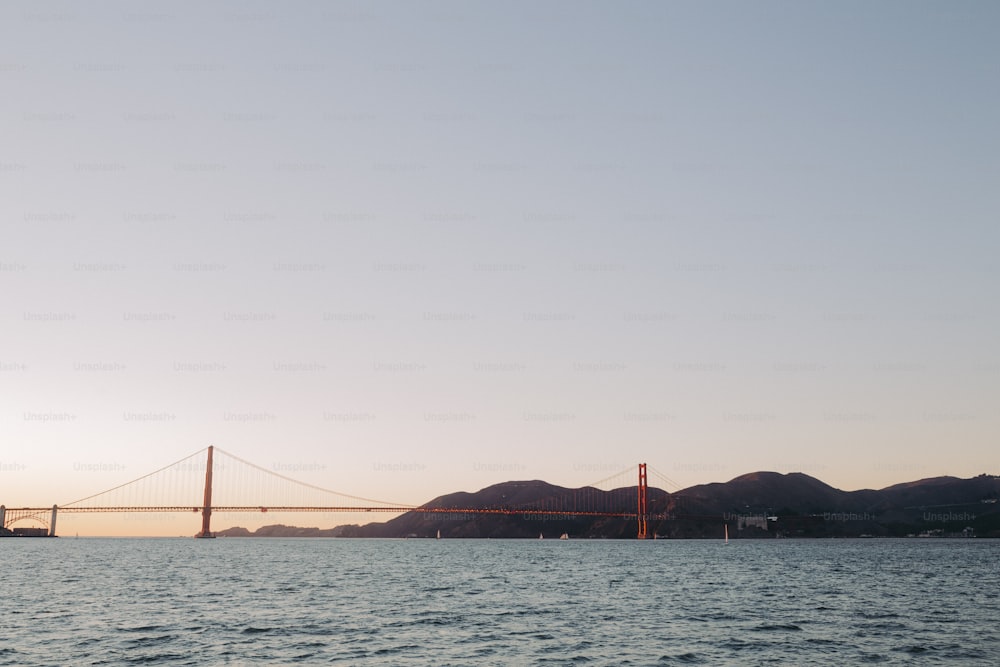 A ponte Golden Gate vista do outro lado da baía