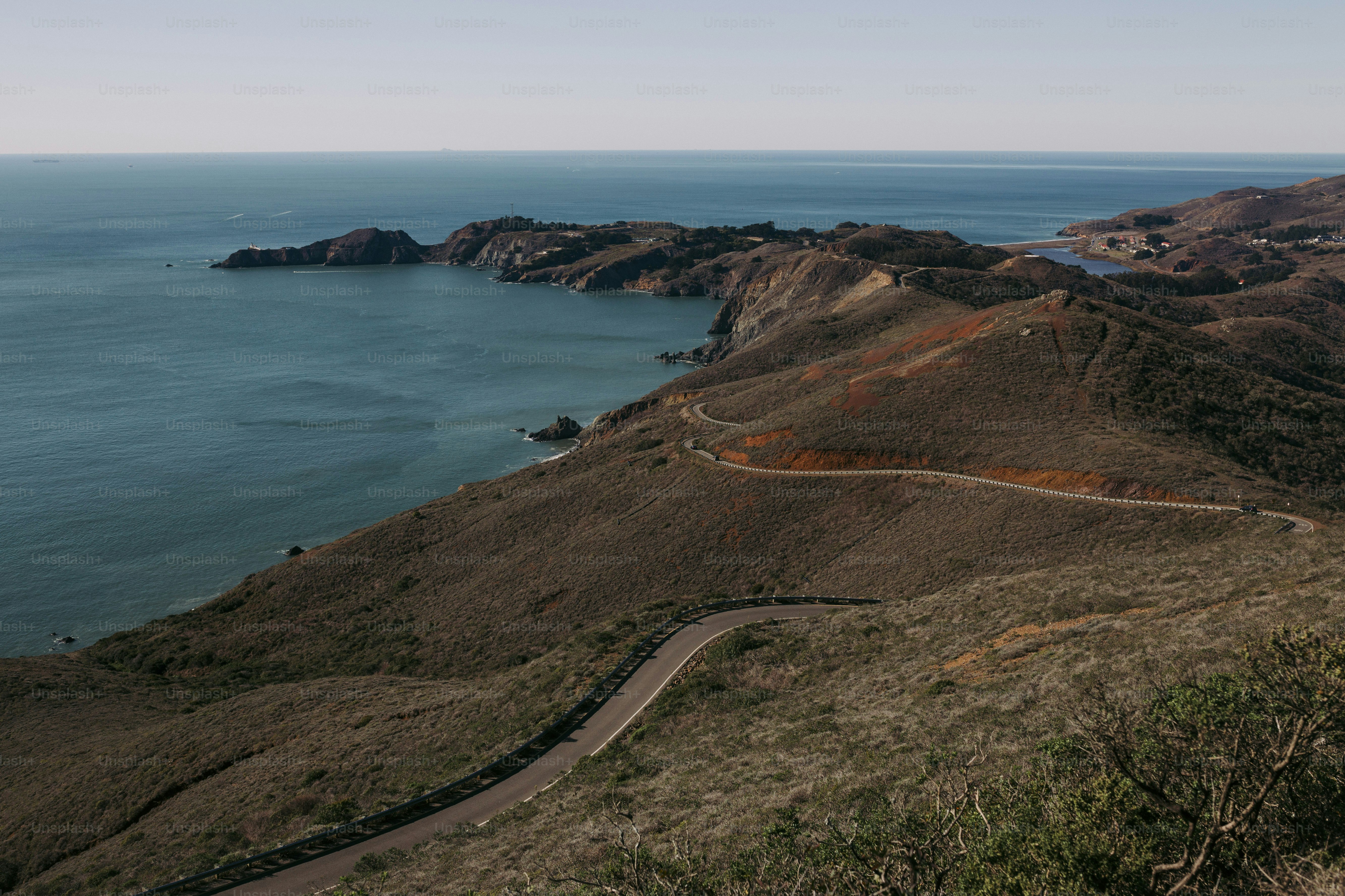 Une route sinueuse sur le flanc d’une montagne au bord de l’océan