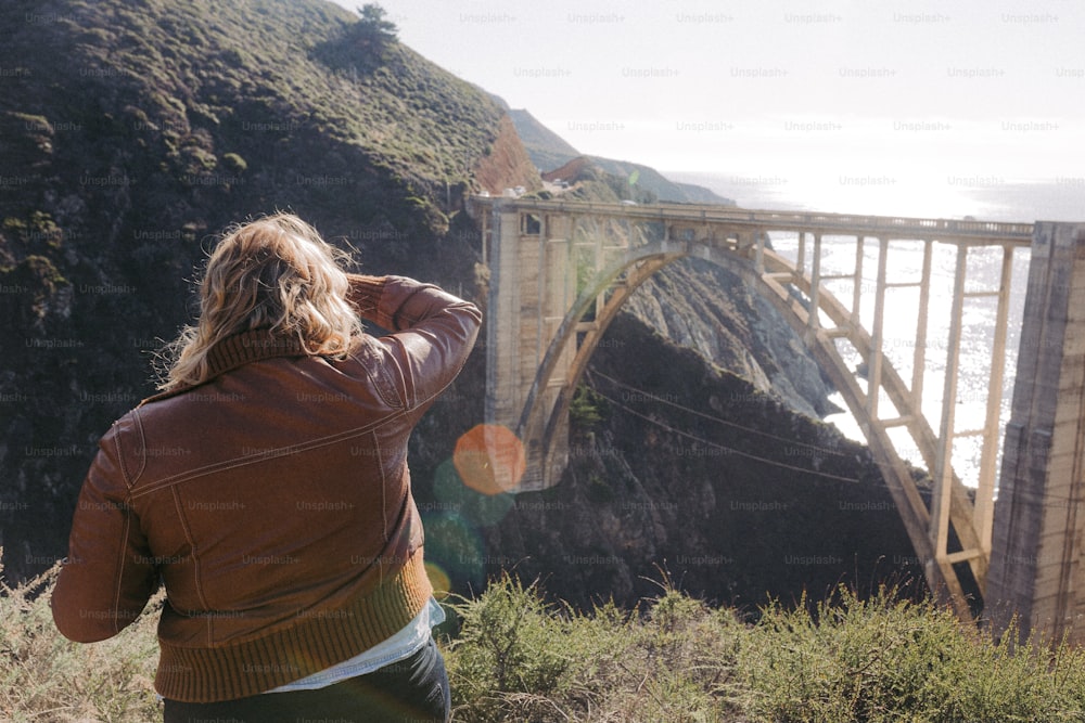 Una mujer está tomando una foto de un puente