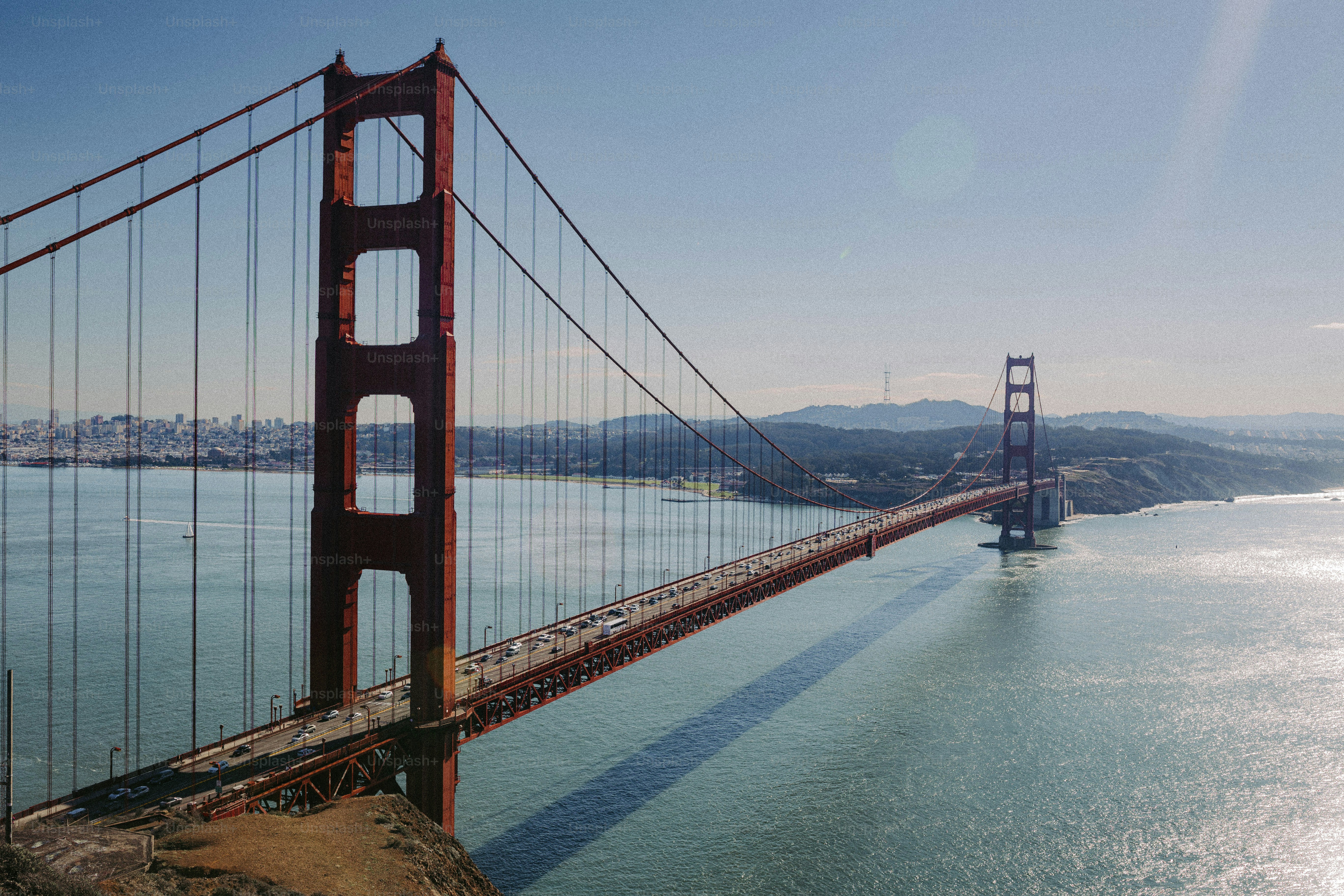 Una vista del puente Golden Gate desde la cima de una colina