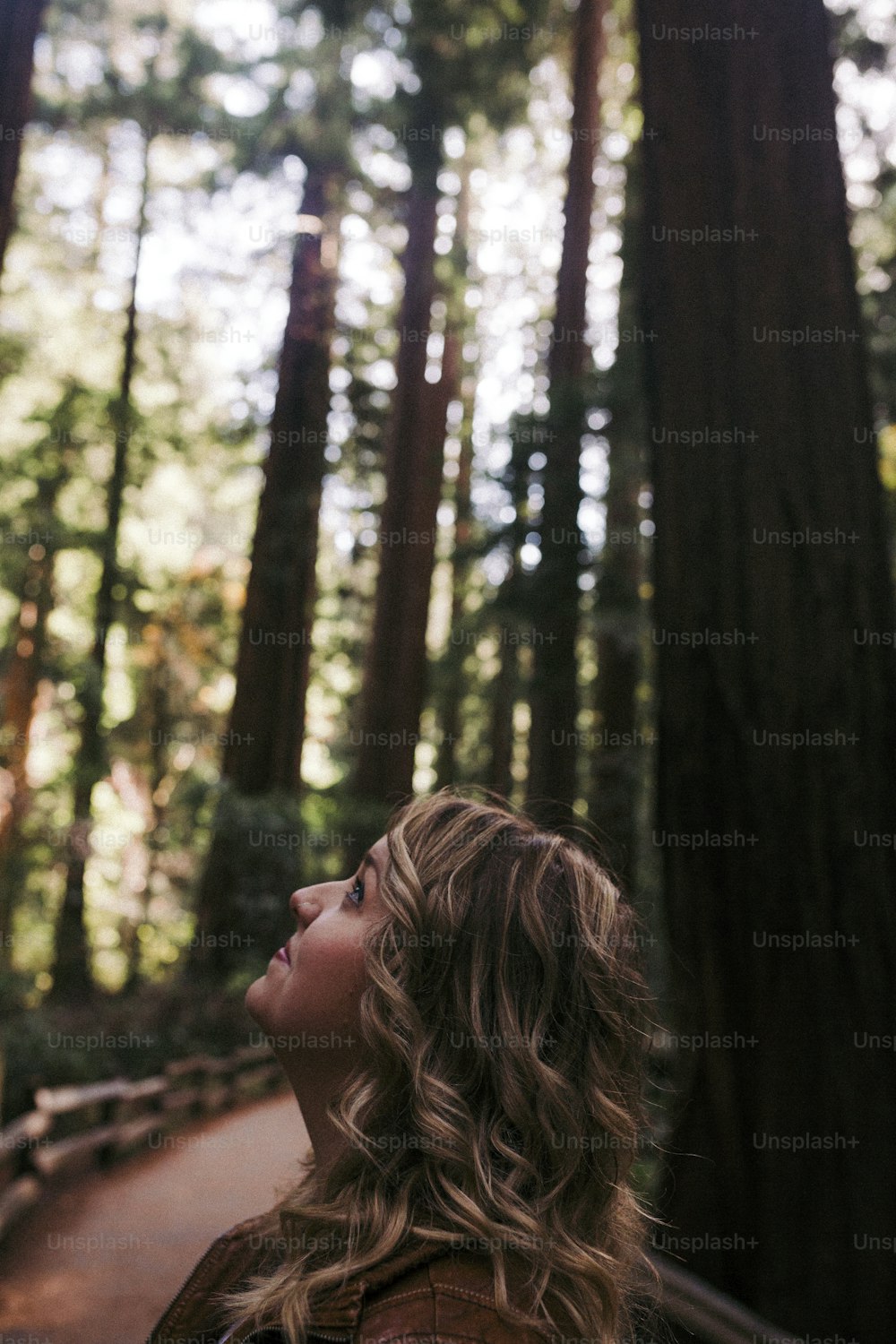 숲 한가운데��에 서 있는 여자