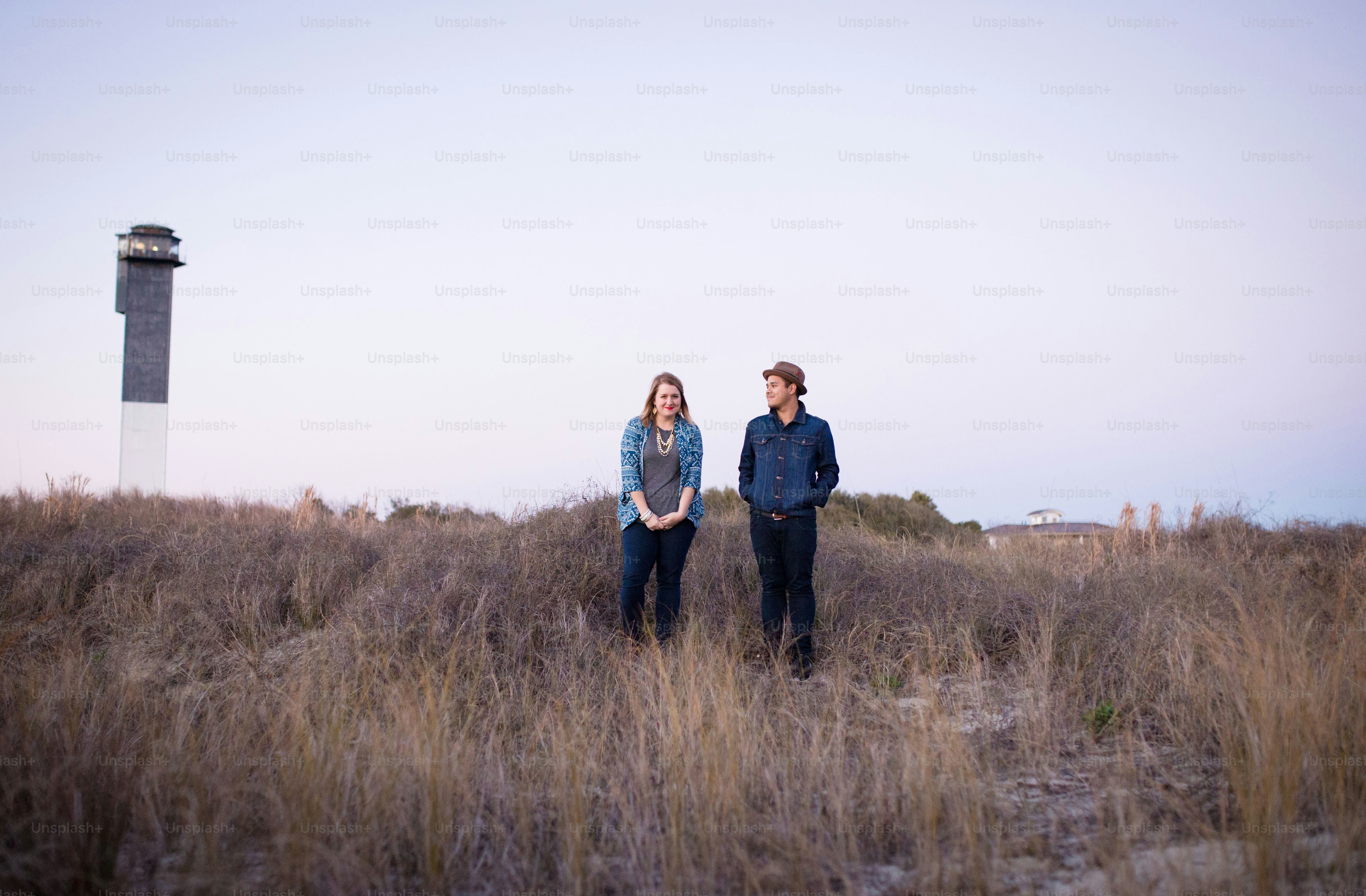 Un couple de personnes debout dans un champ photo – Image de Naturer ...