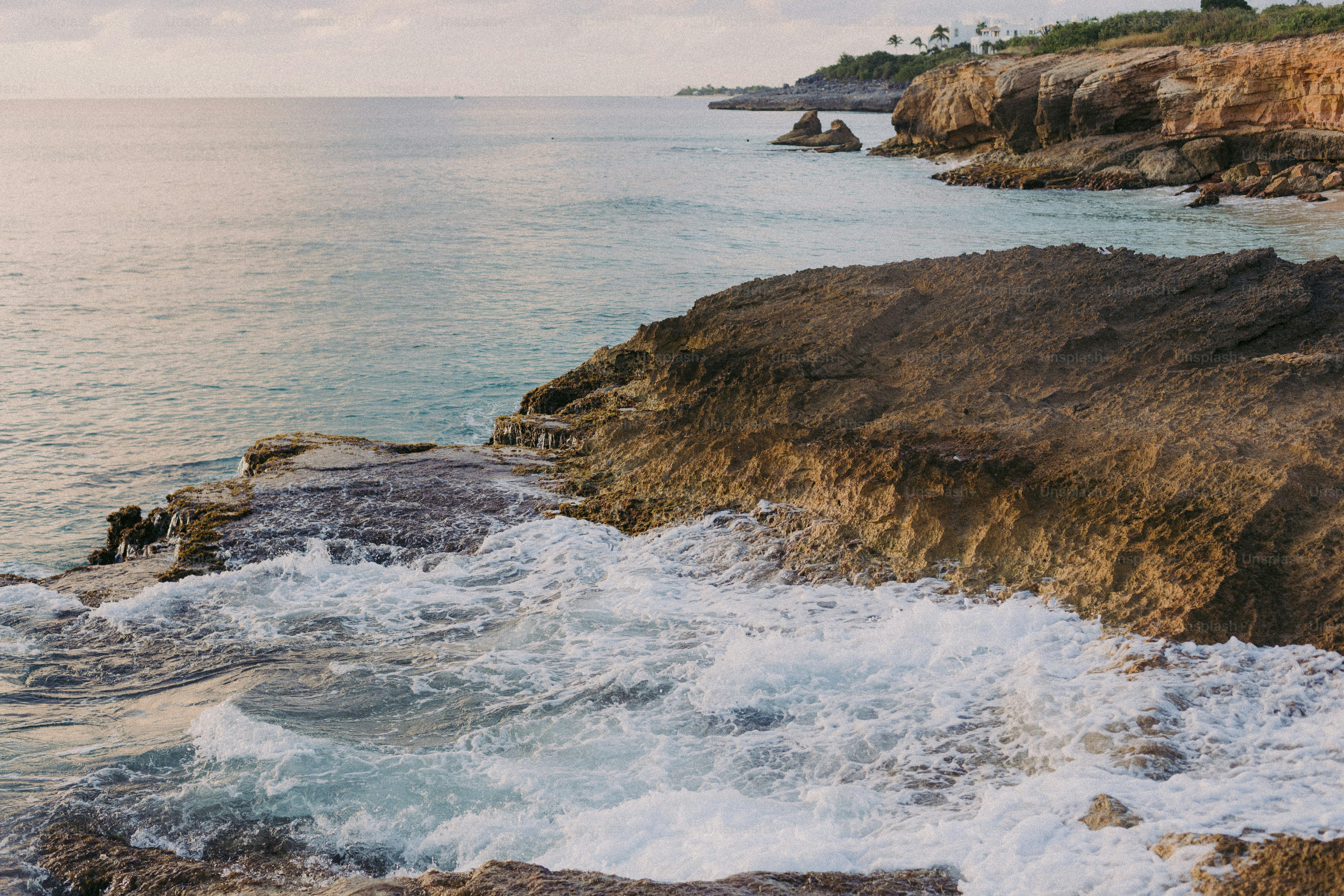 una costa rocciosa con uno specchio d'acqua