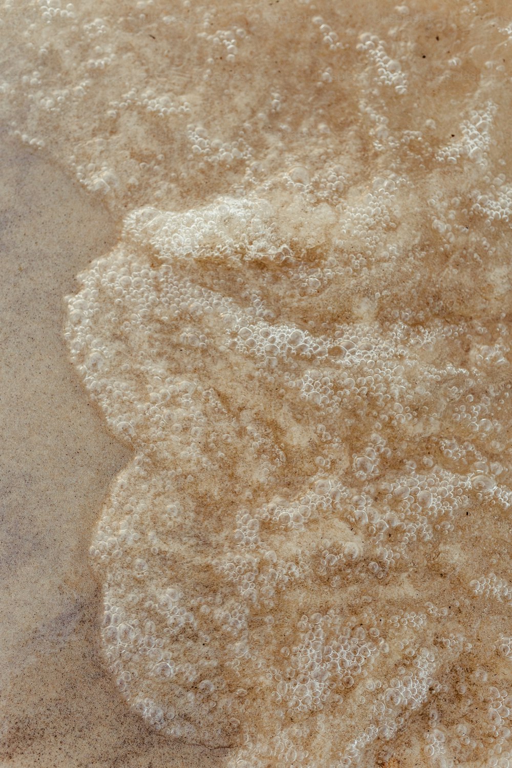 un primo piano di un mucchio di sabbia sul terreno