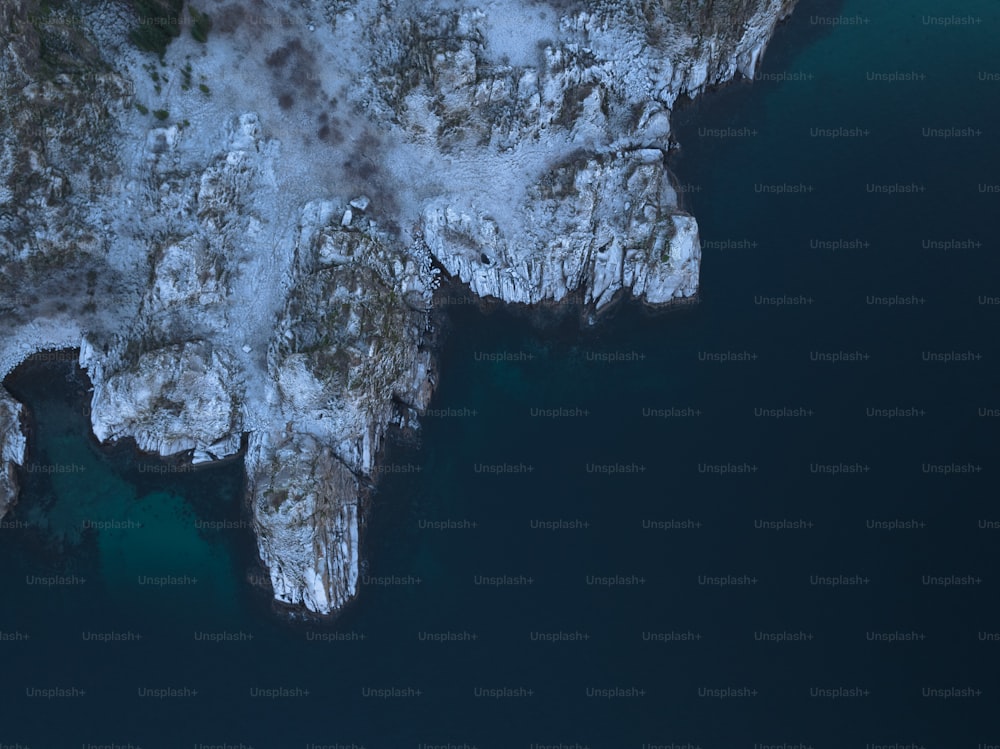 Una veduta aerea di un'isola in mezzo all'oceano