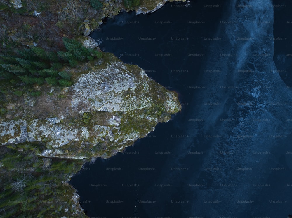 崖の近くの水域の空中写真
