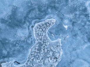 una veduta aerea di ghiaccio e acqua