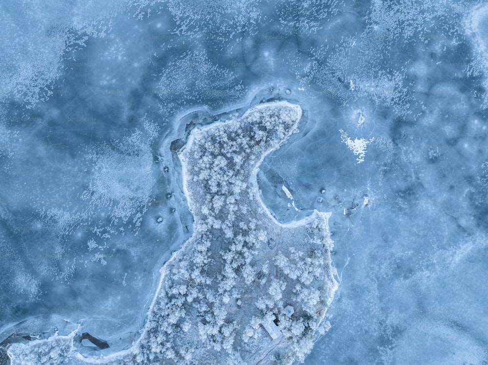 Eine Luftaufnahme von Eis und Wasser