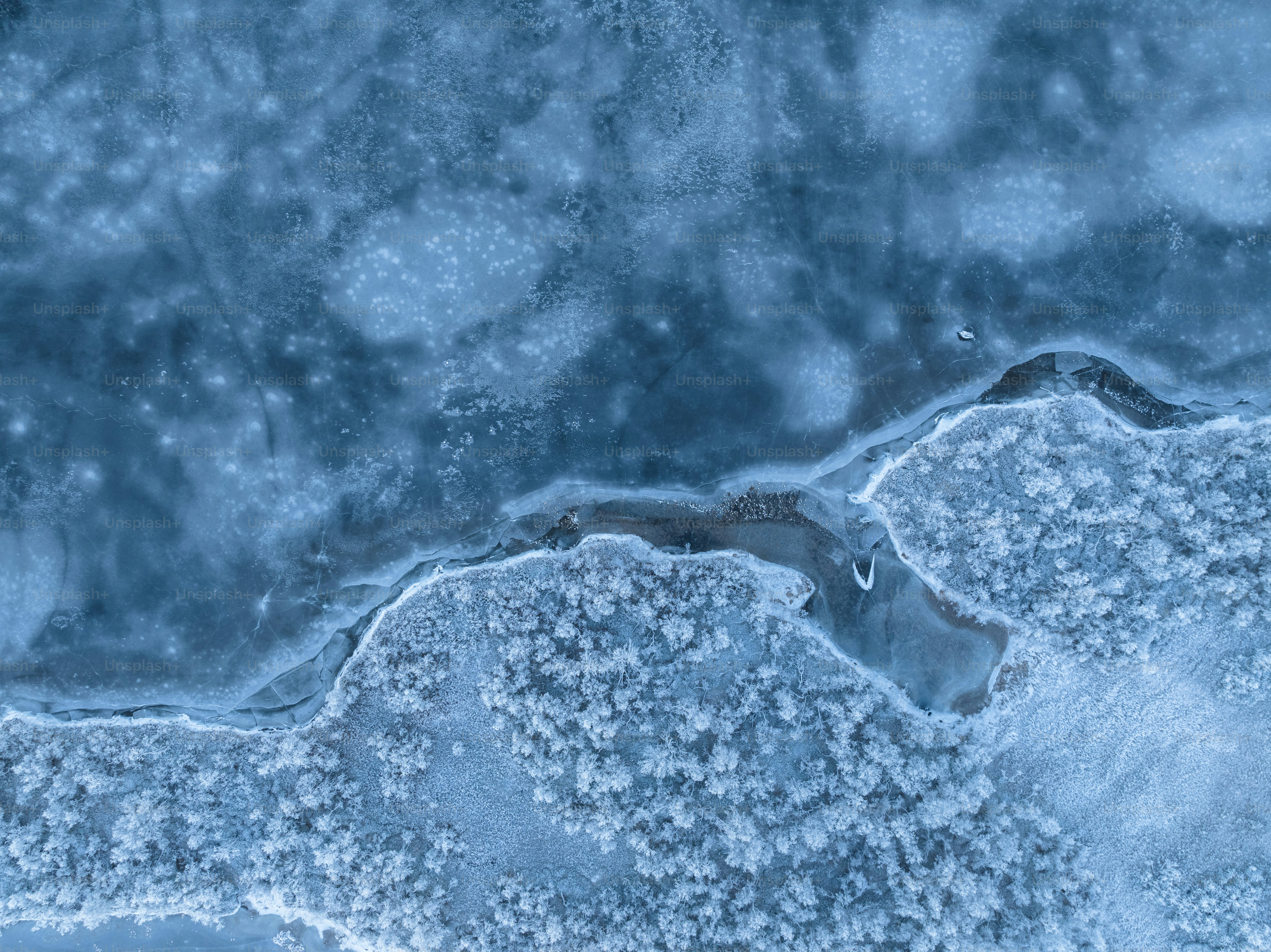une vue aérienne de la glace et de l’eau