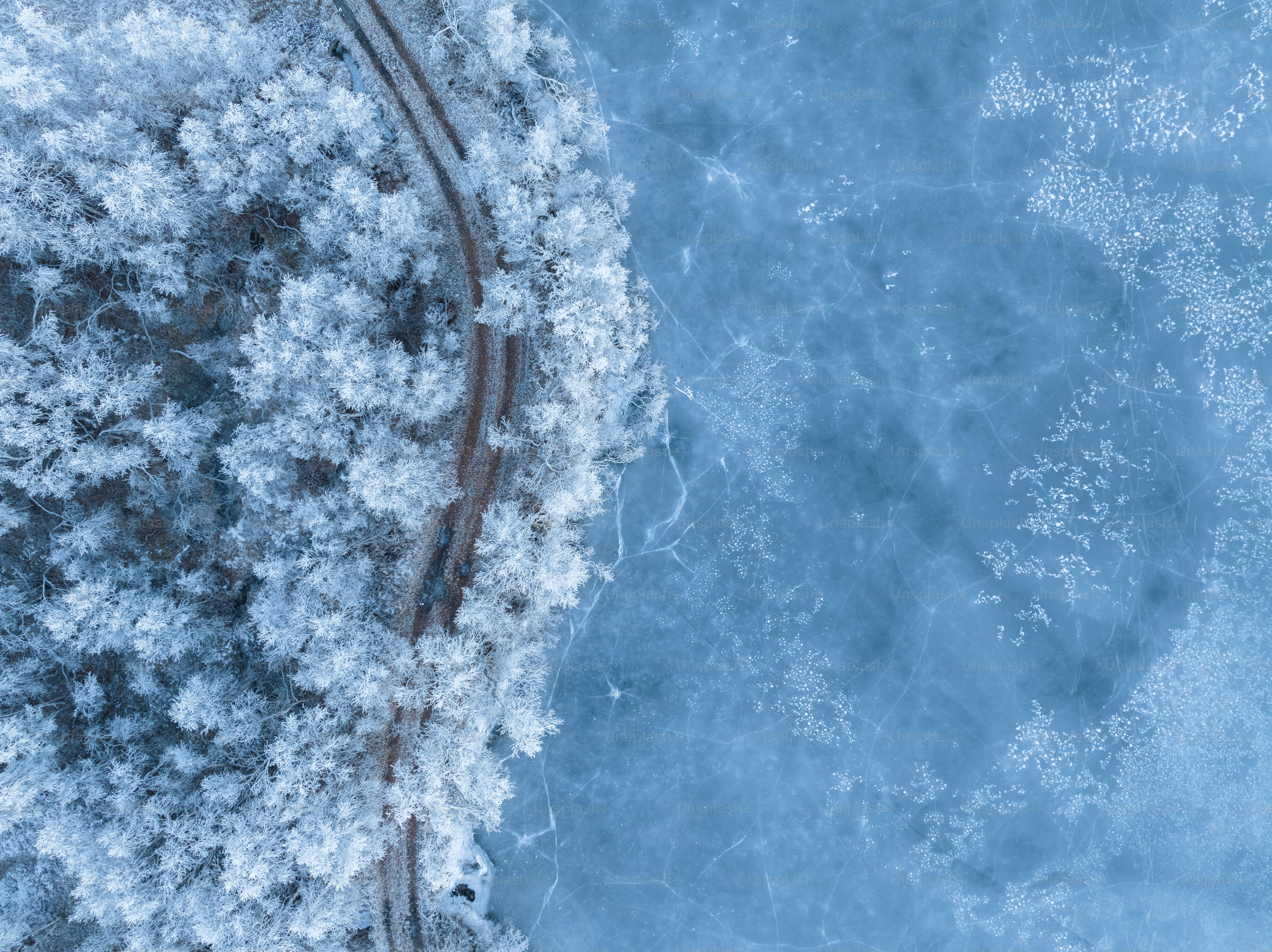 une vue aérienne d’une voie ferrée dans la neige