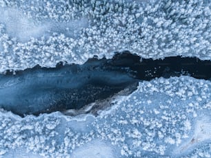 Un grande specchio d'acqua circondato dal ghiaccio