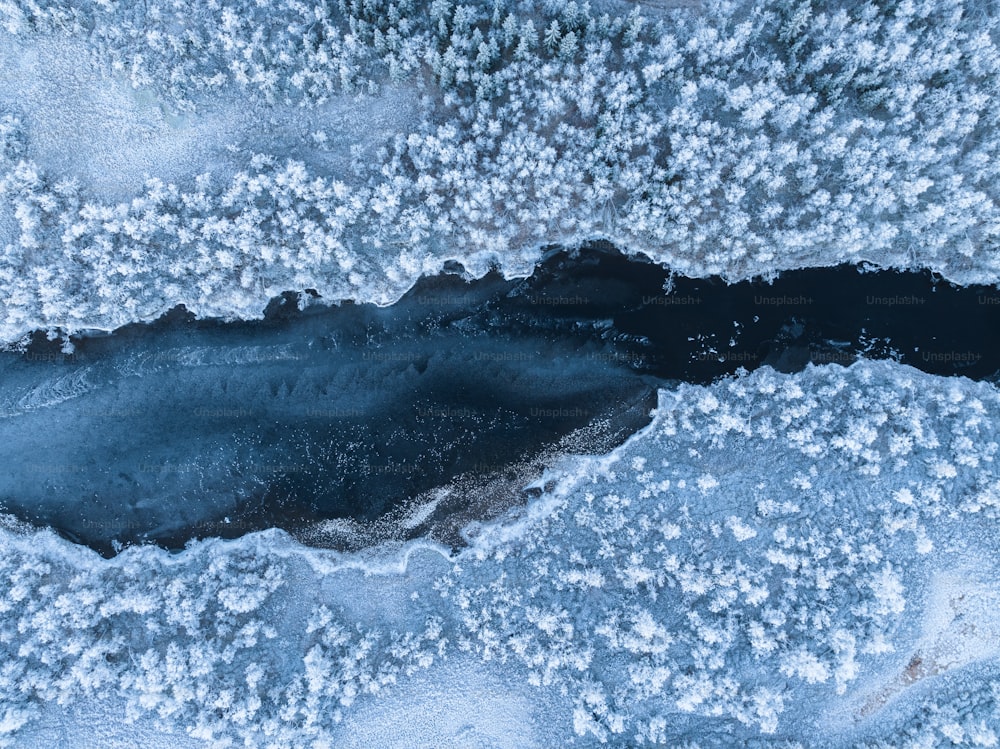 ein großes Gewässer, das von Eis umgeben ist