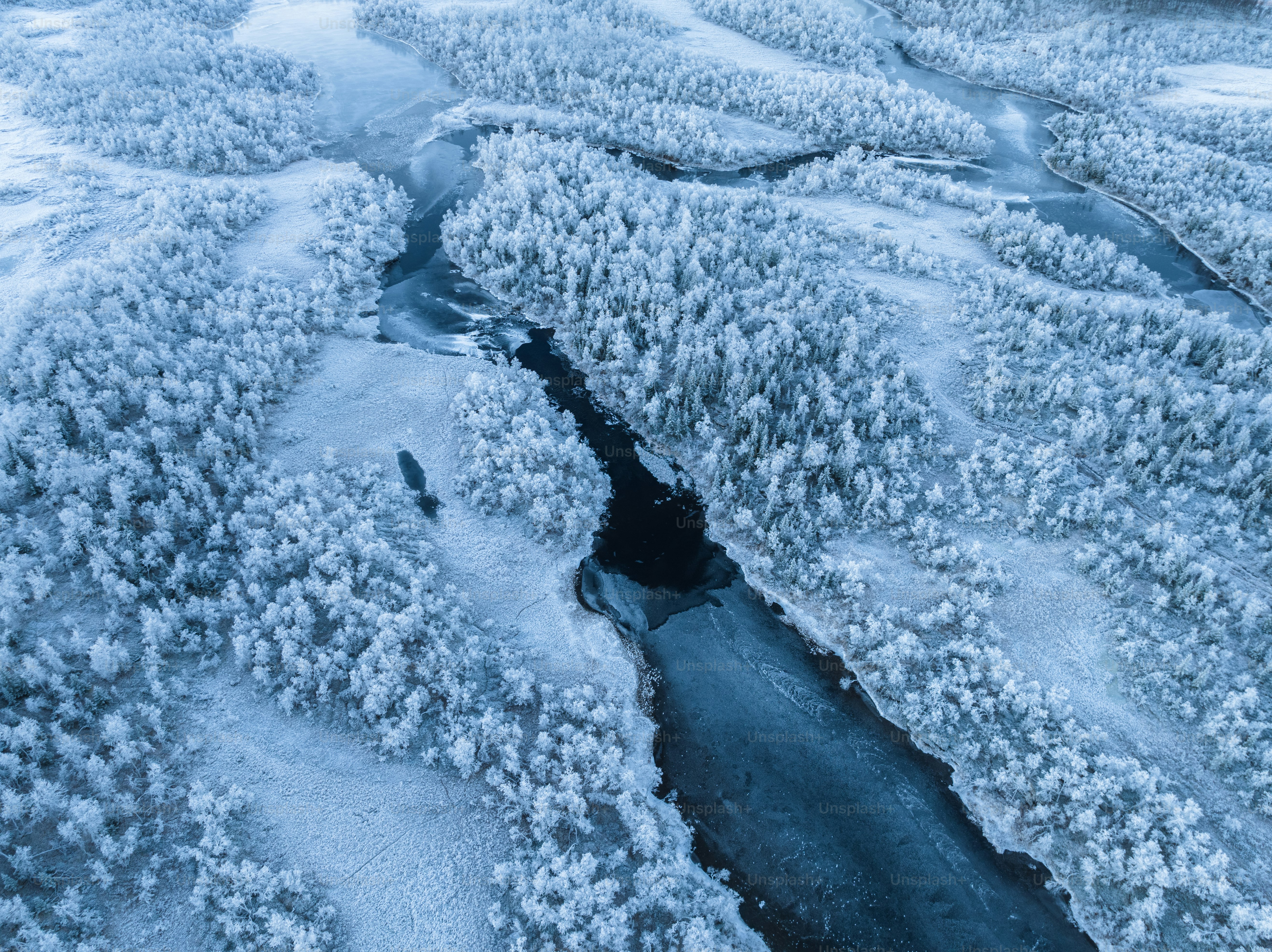 Vista aérea de um rio cercado por neve