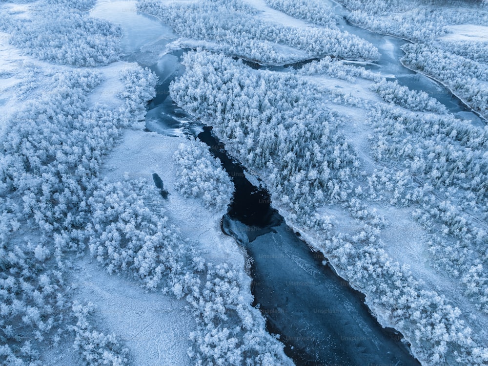 Vista aérea de um rio cercado por neve