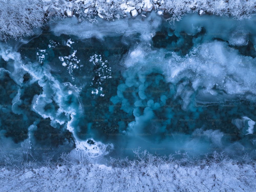 uma vista aérea de um corpo de água coberto de gelo