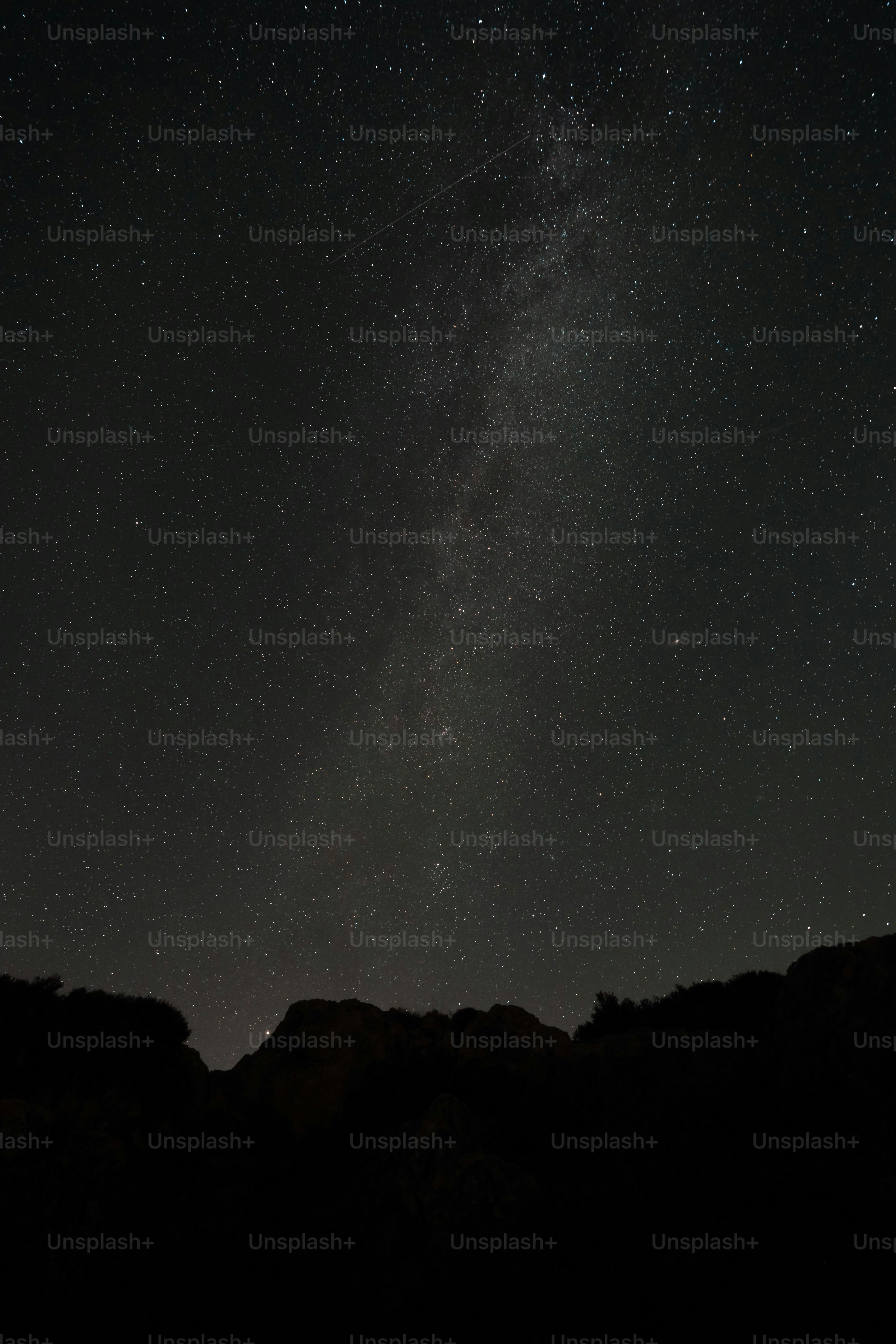 Langit malam dipenuhi dengan bintang dan bintang