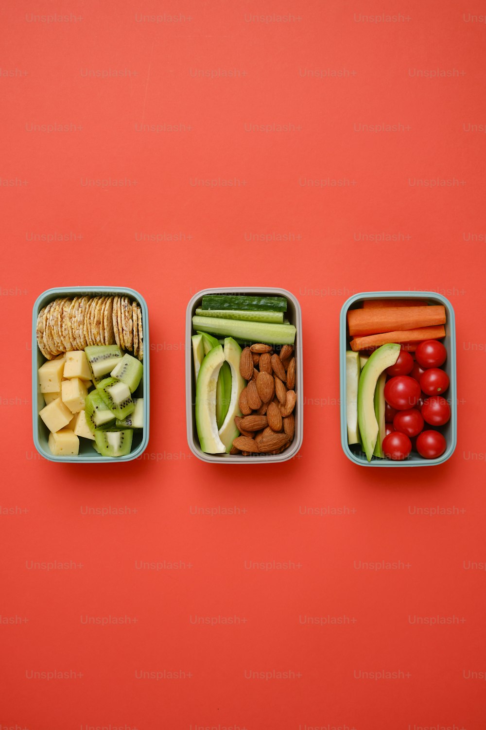 Tres latas llenas de diferentes tipos de alimentos