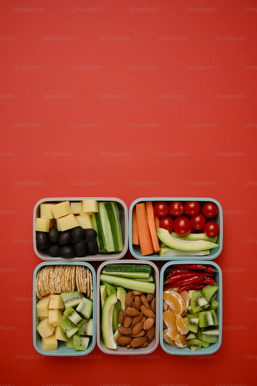 Una lonchera llena de frutas y verduras