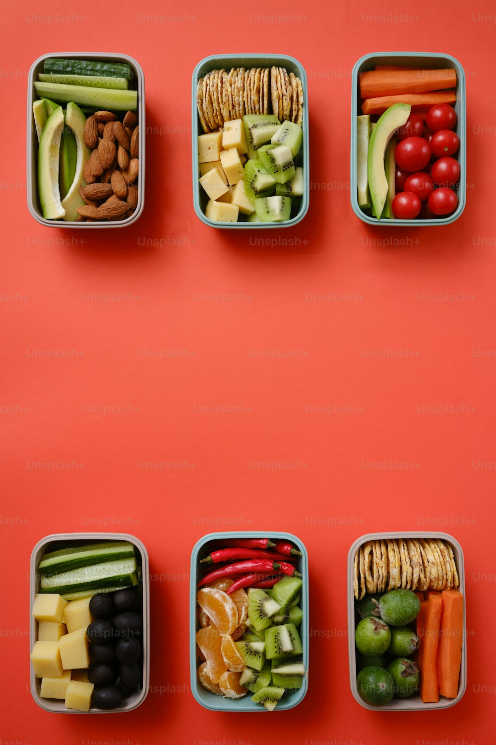 Un conjunto de cuatro latas llenas de diferentes tipos de alimentos