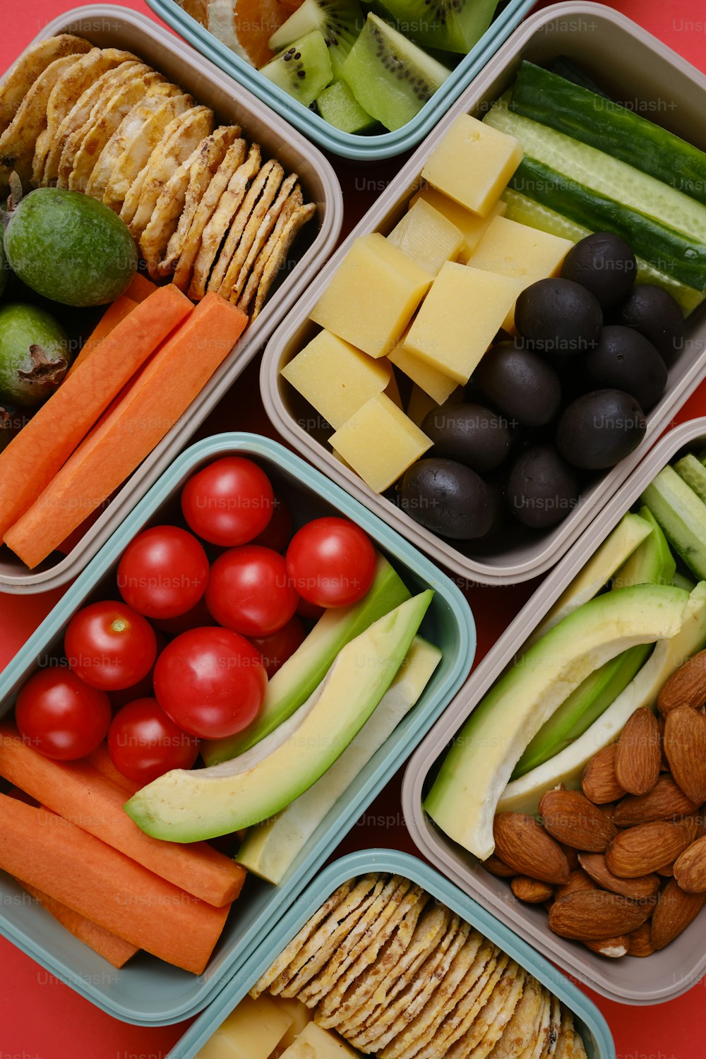 Un primer plano de una bandeja de comida con frutas y verduras