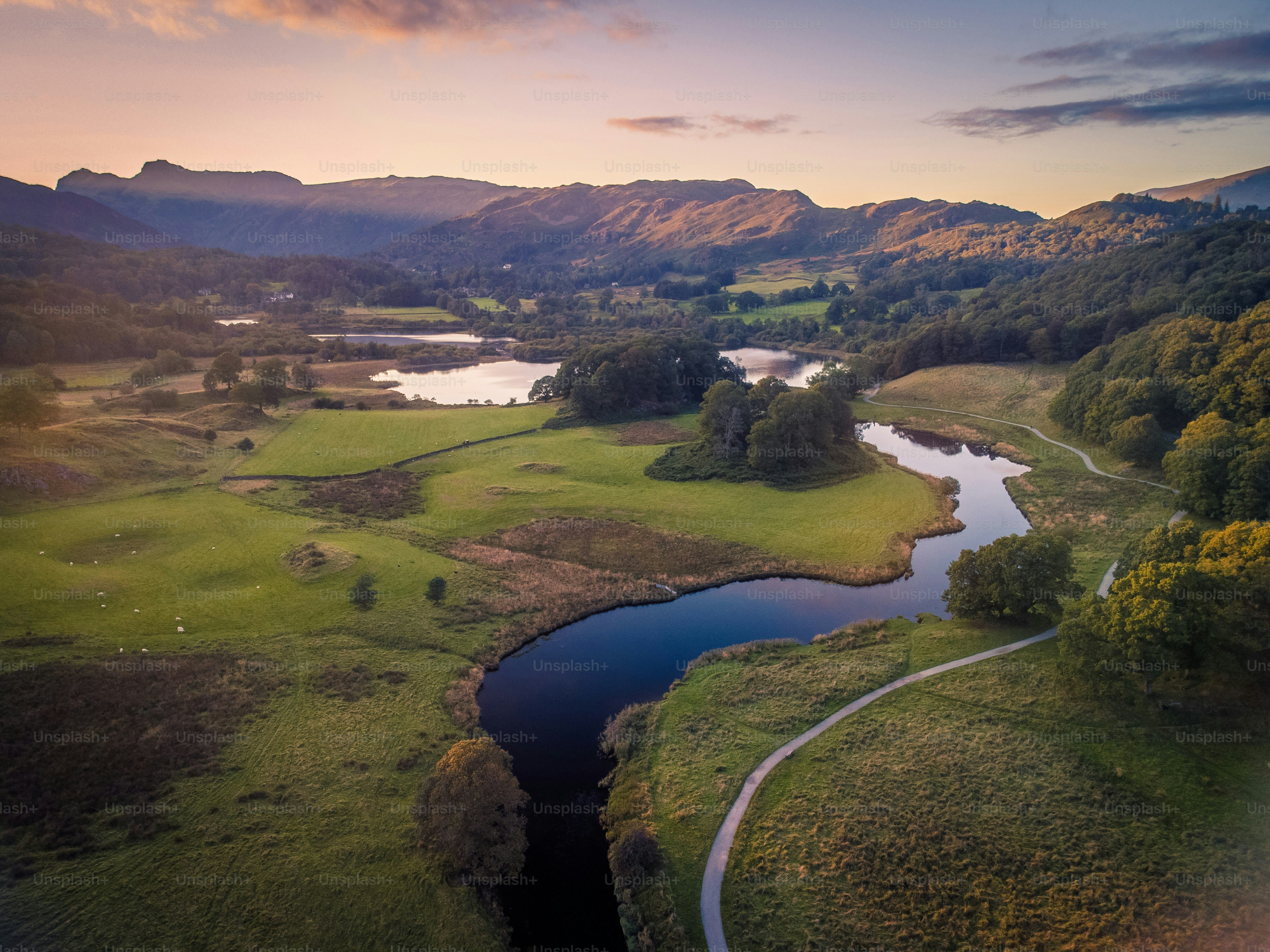 Ein Fluss, der durch eine üppig grüne Landschaft fließt