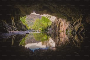 una grande grotta con un lago al suo interno