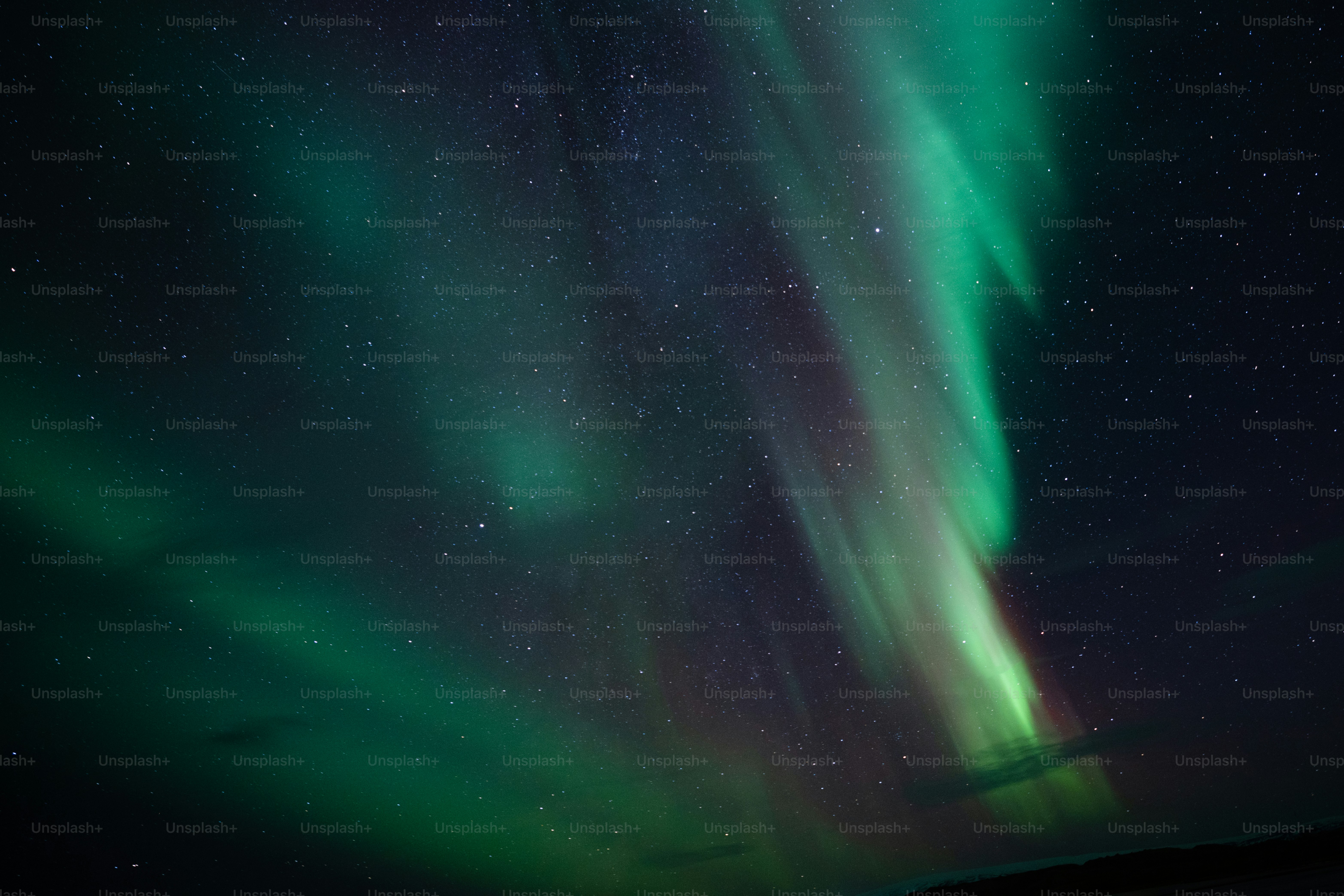 Una aurora verde y púrpura perforó el cielo nocturno