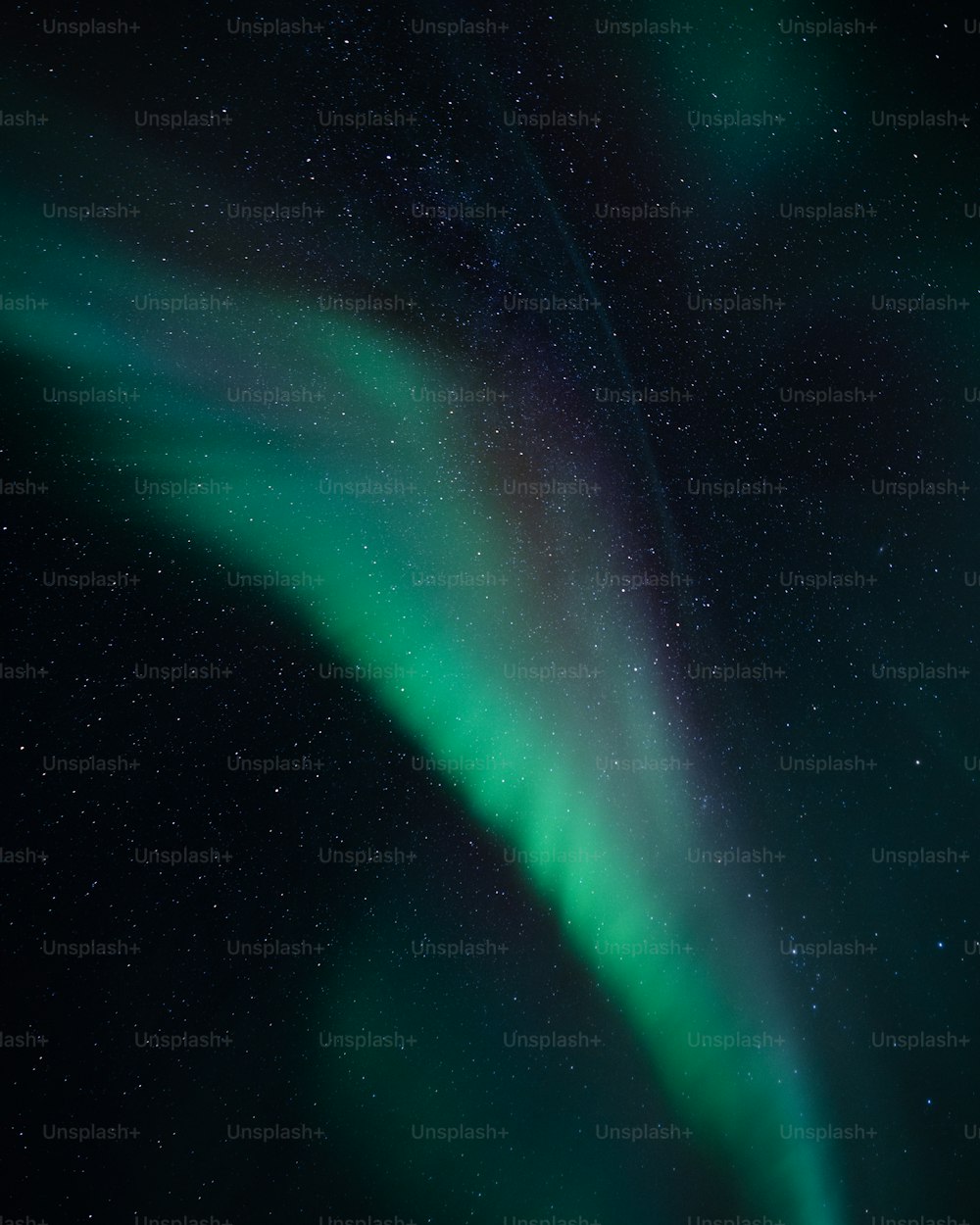 Eine hellgrüne Aurora trug sich am Nachthimmel