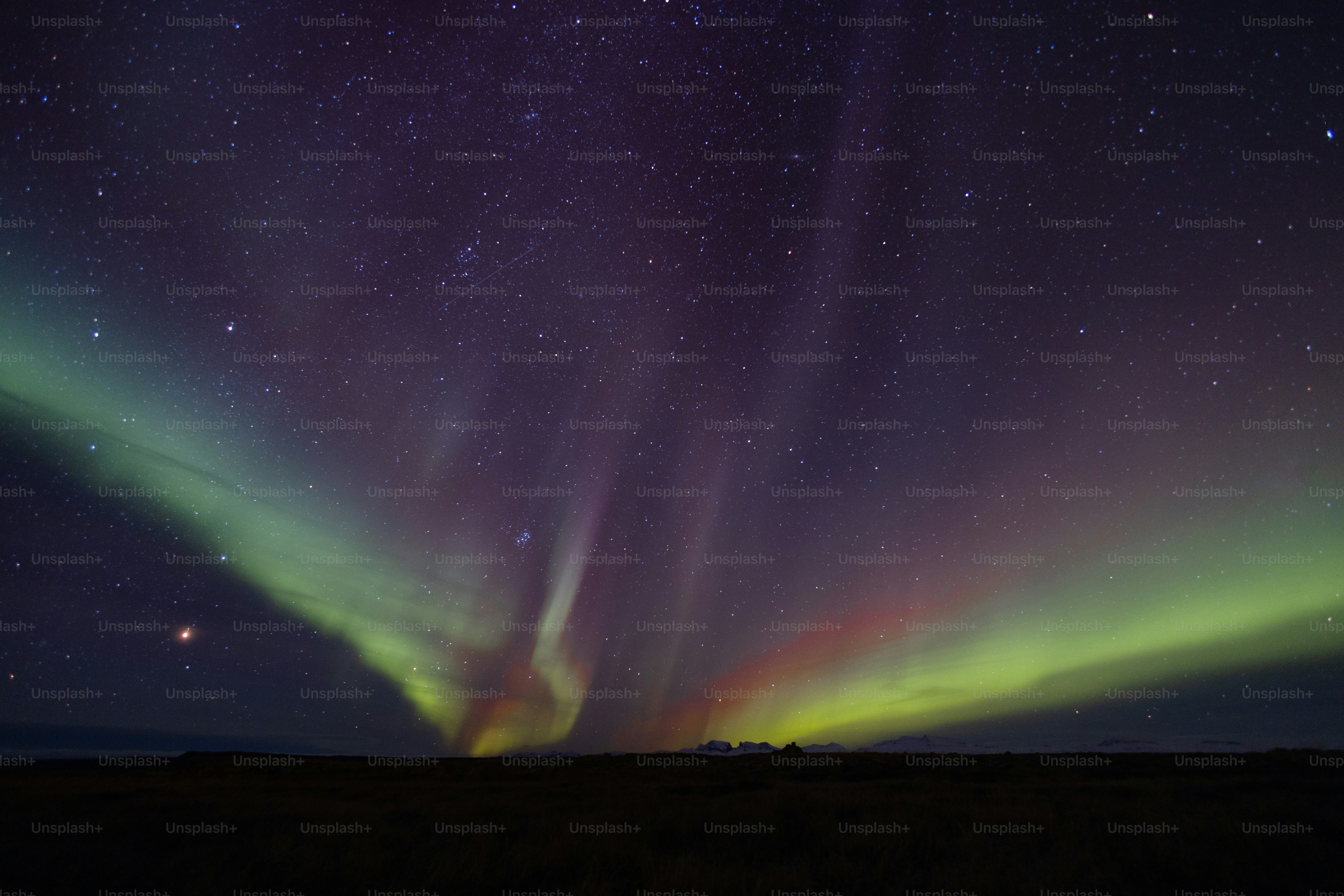 Um céu noturno cheio de estrelas e luzes de aurora
