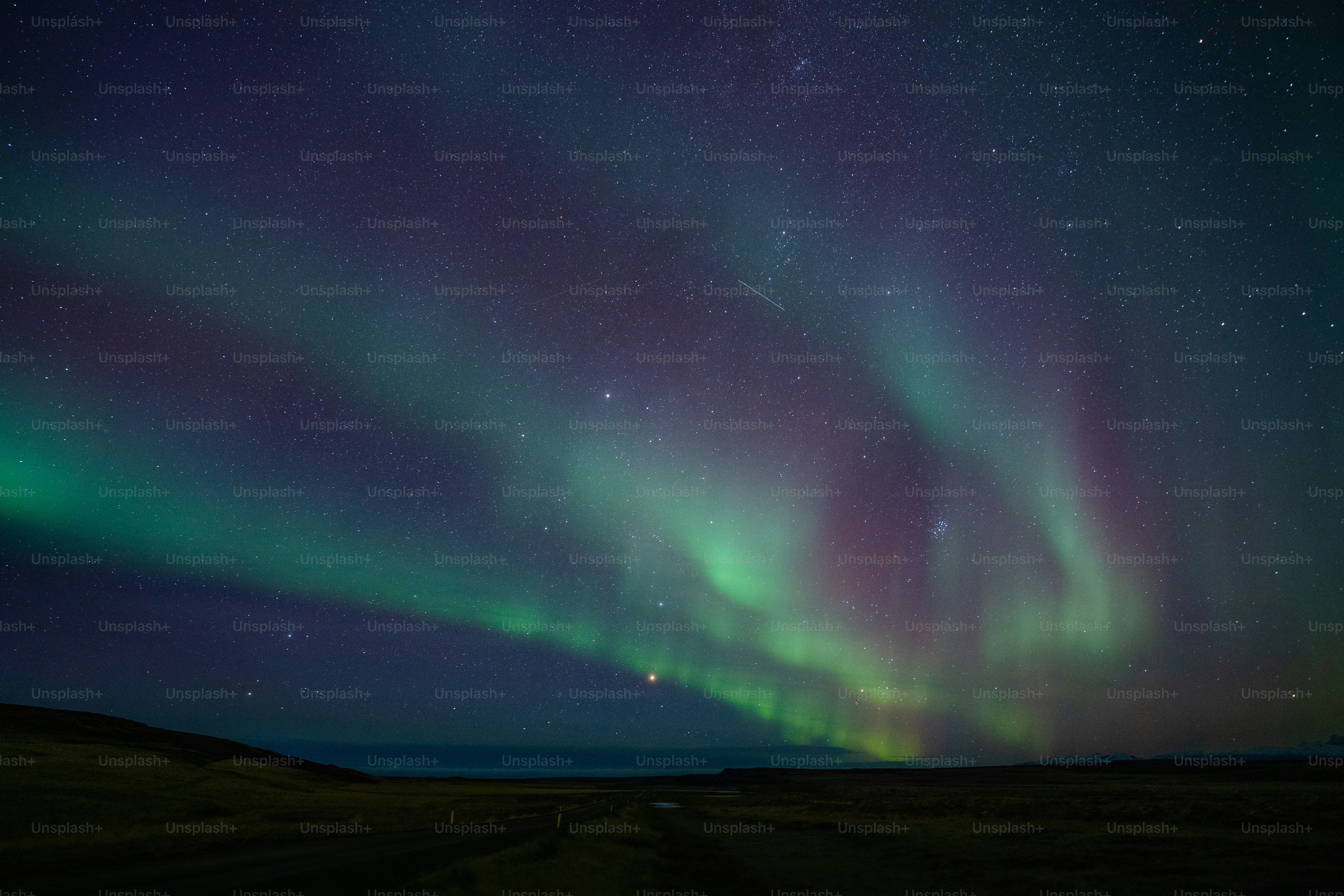 Una aurora verde y púrpura perforó el cielo nocturno