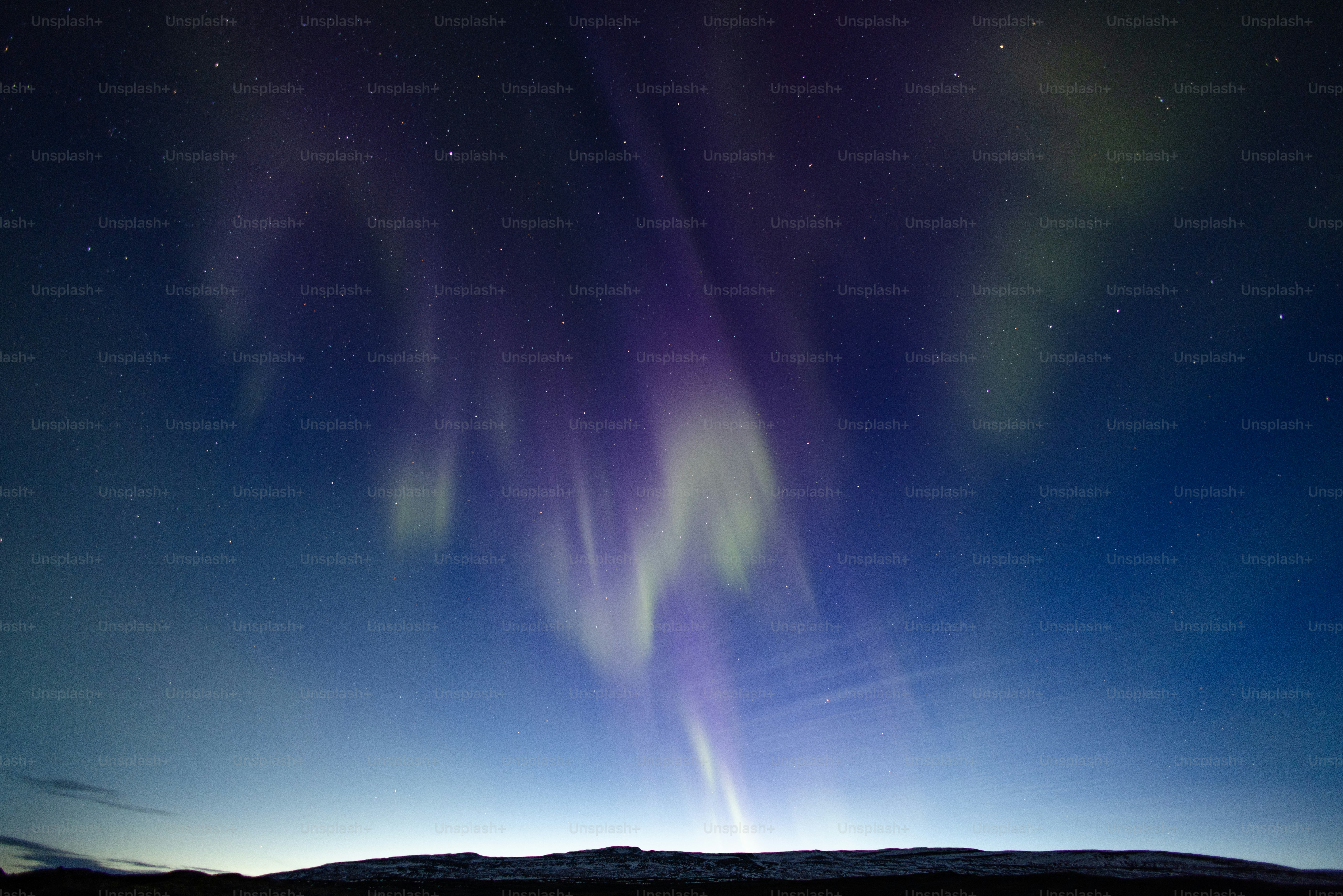Una aurora púrpura y verde brillante perforó el cielo nocturno