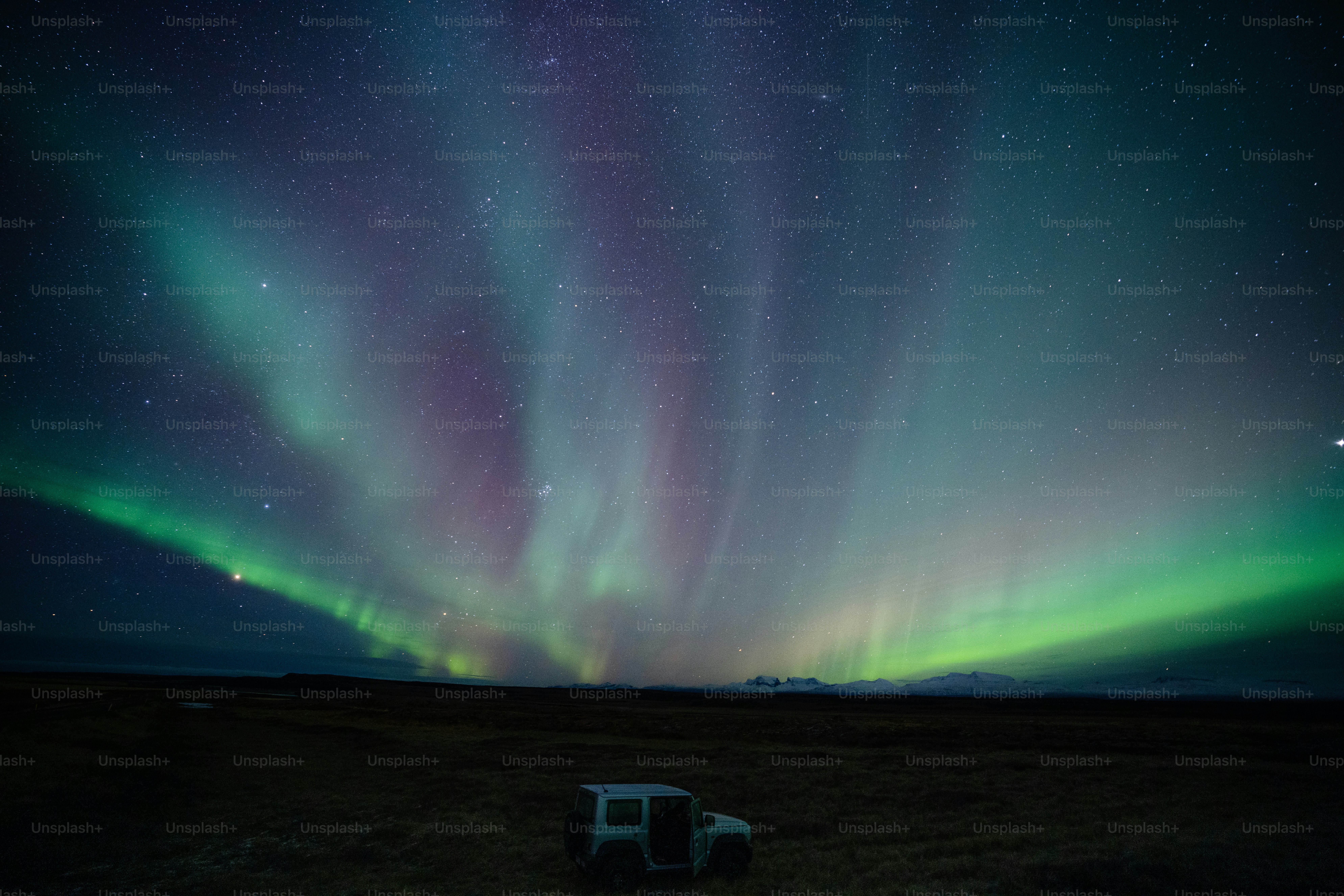 Un camión estacionado en un campo bajo el cielo nocturno