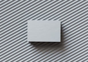 un objet blanc carré sur une surface métallique
