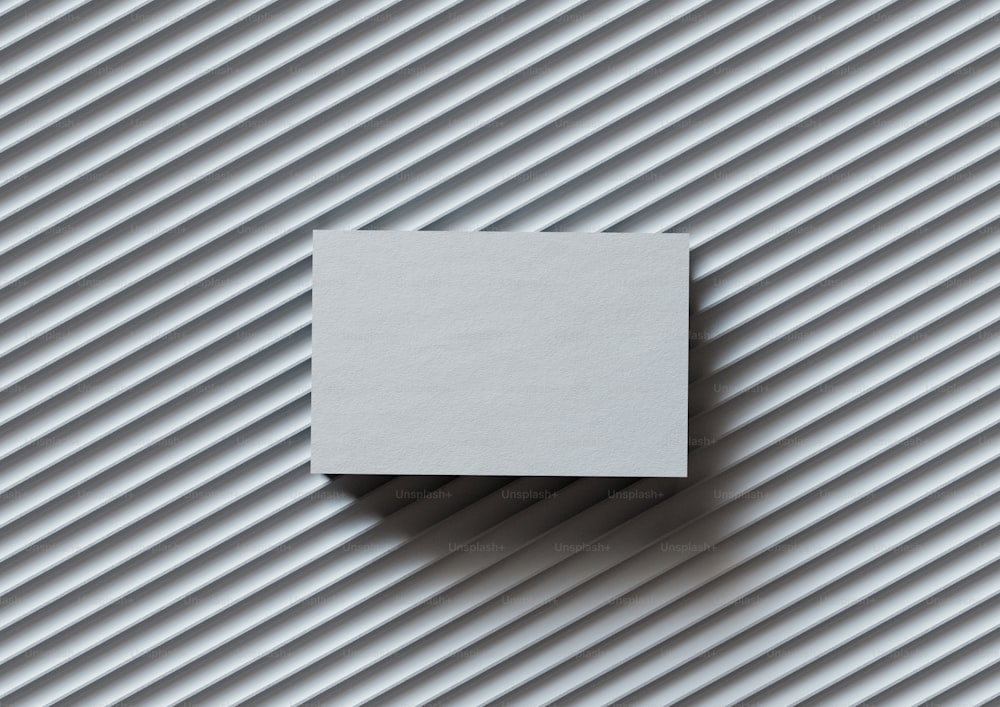 Un oggetto bianco quadrato su una superficie metallica