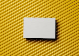 Un pedazo de papel blanco cuadrado sobre un fondo amarillo