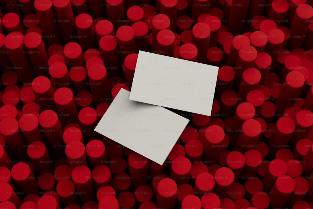 Due pezzi di carta seduti sopra una pila di cerchi rossi