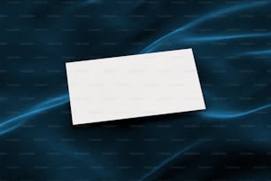 Un pedazo de papel sentado encima de una tela azul