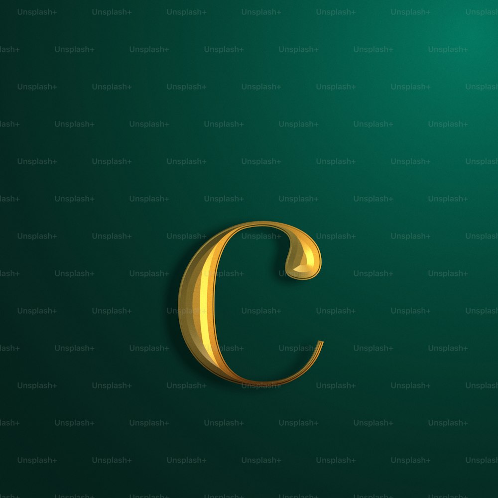 Una letra C dorada sobre un fondo verde