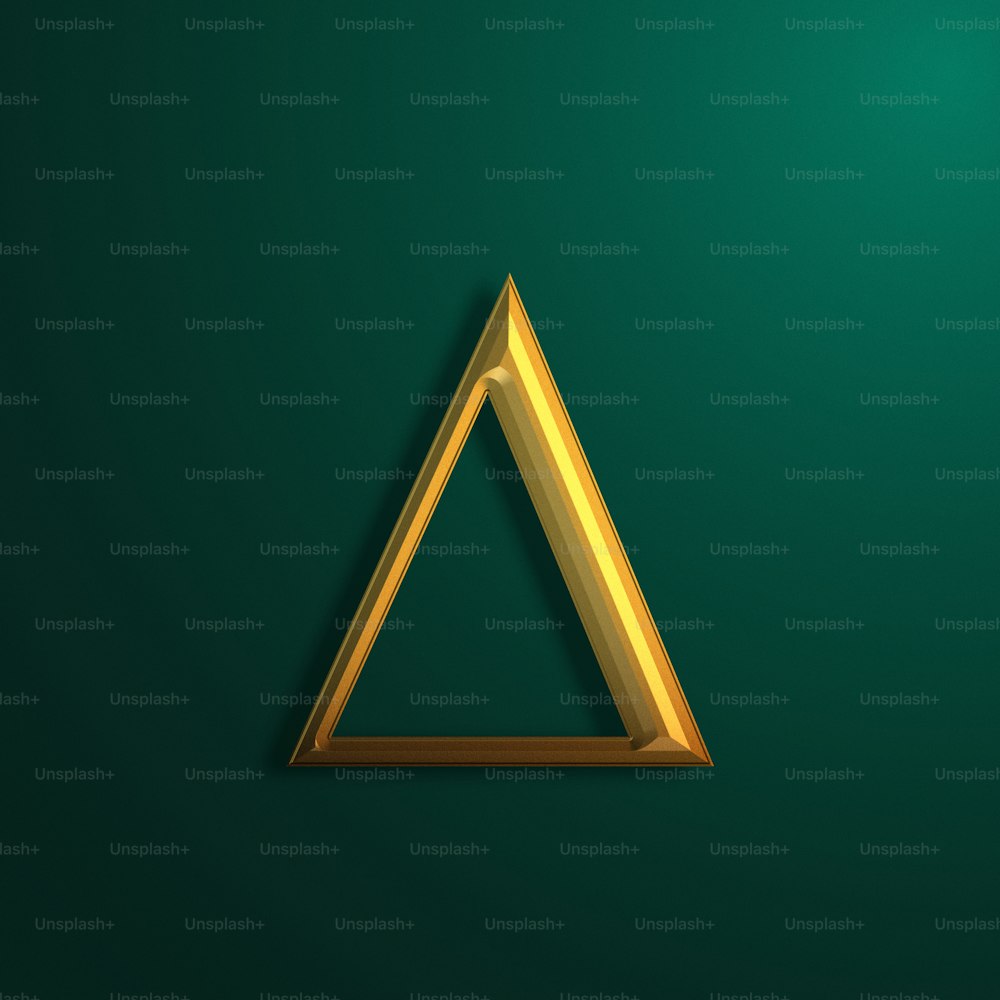 Un triángulo dorado sobre un fondo verde