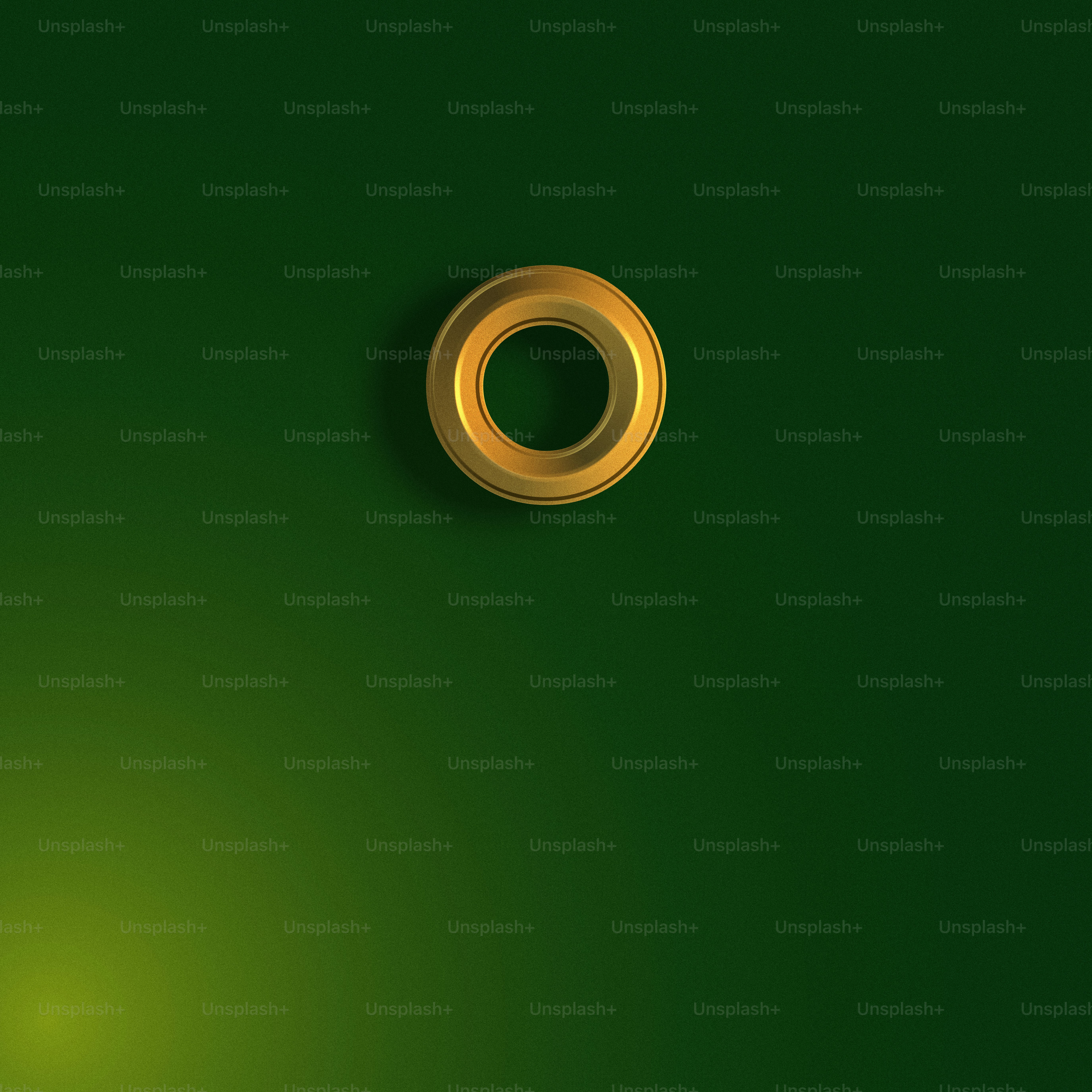 una pared verde con un anillo de oro