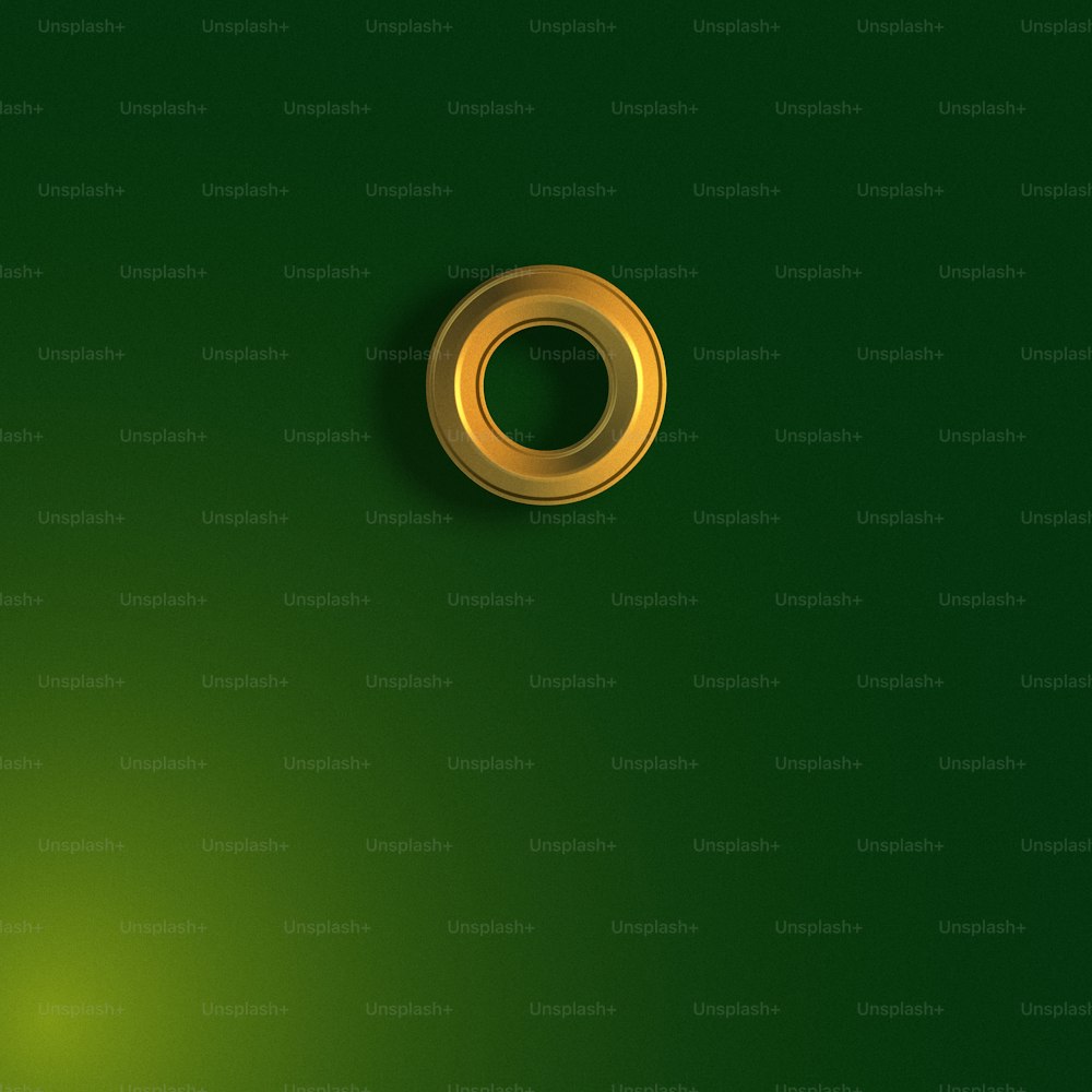 uma parede verde com um anel de ouro sobre ela